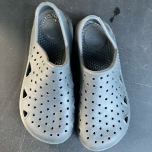 Gray toddler boys slippers ( size 11)